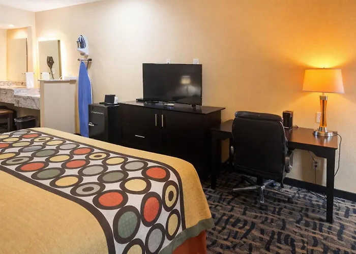 Super 8 By Wyndham Pasadena
